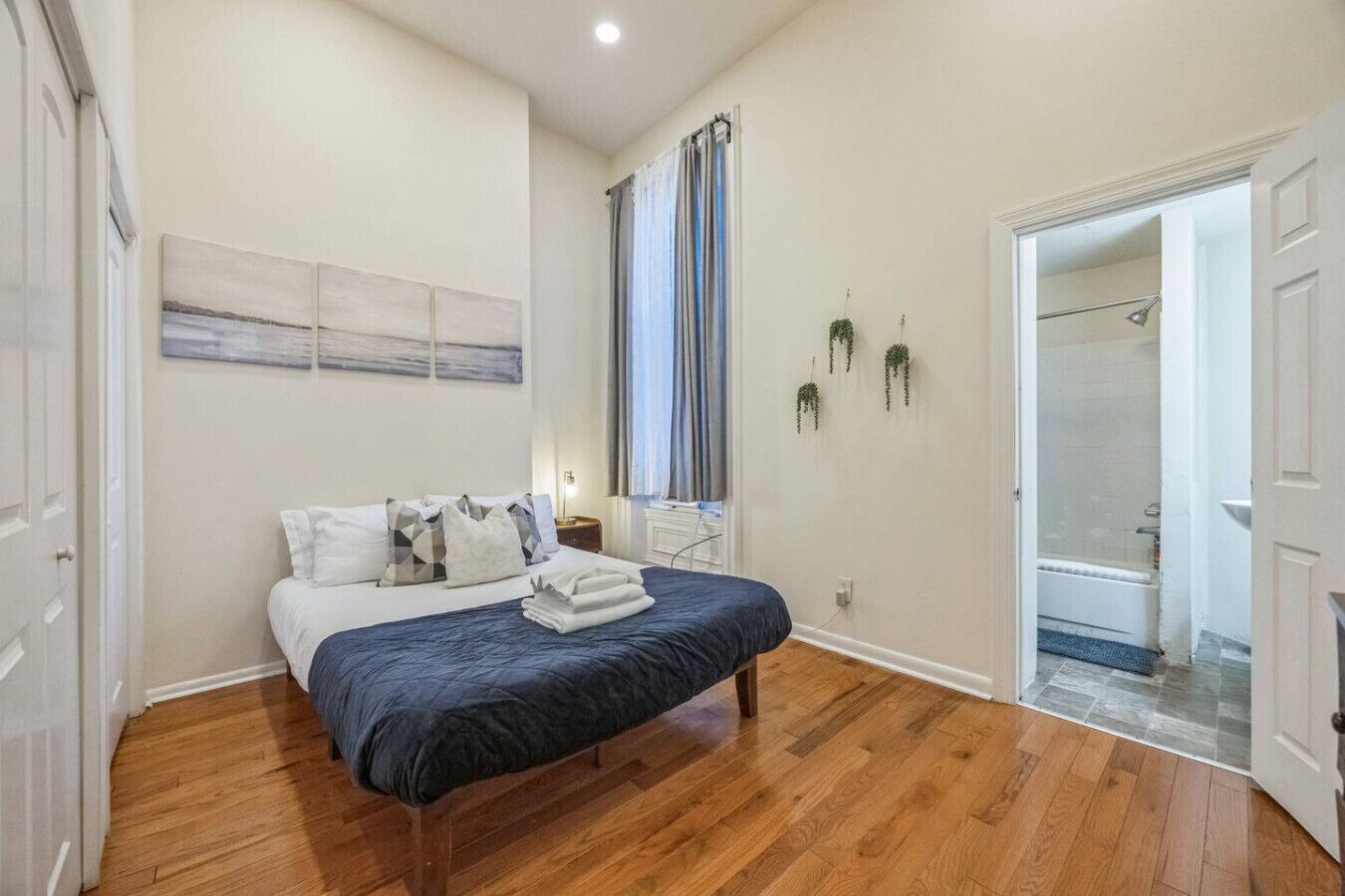 1 bedroom, desk, iron/ironing board, WiFi