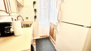 Coffee/tea maker, cookware/dishes/utensils