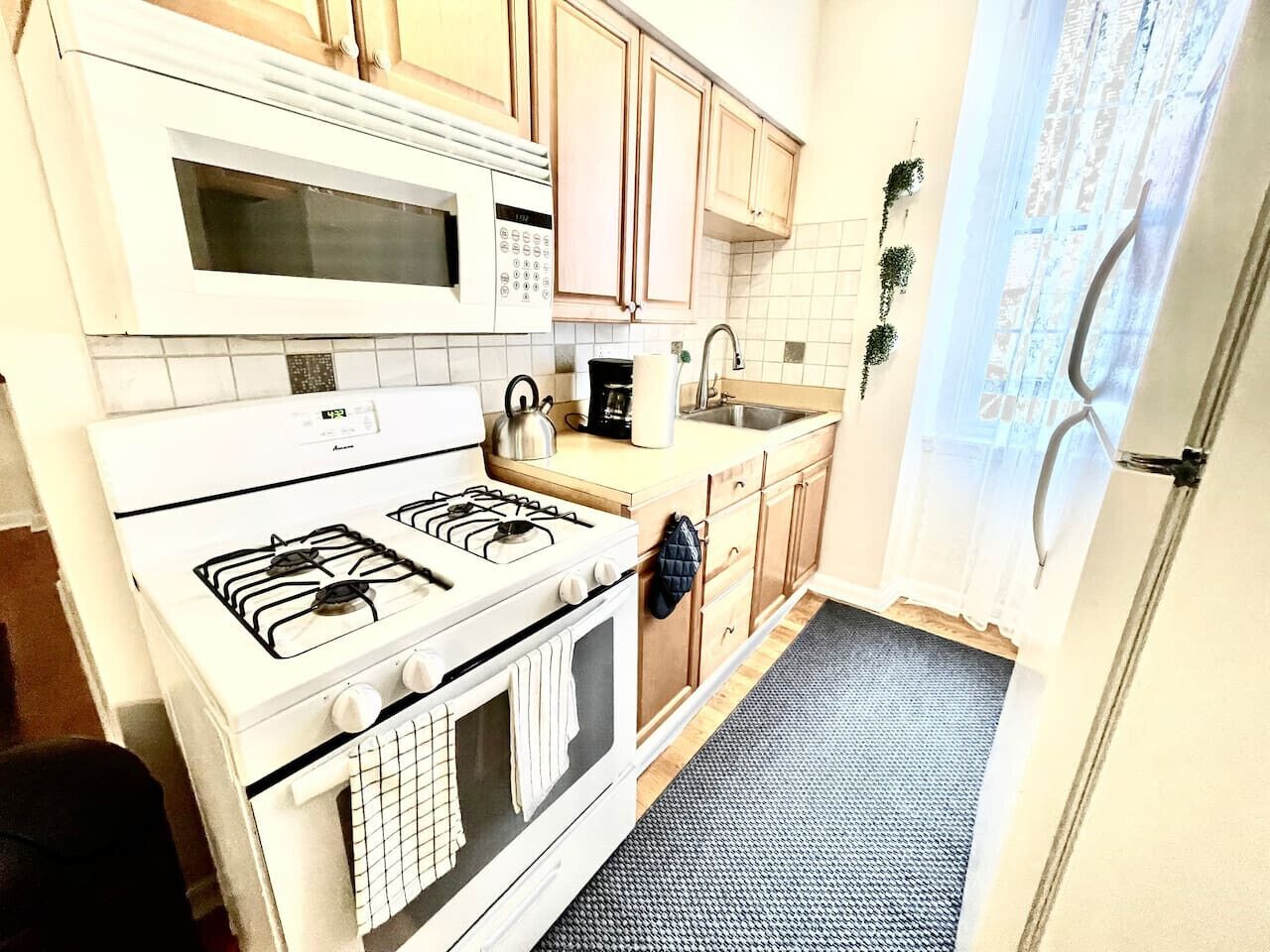 Coffee/tea maker, cookware/dishes/utensils