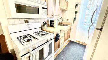 Cafetière/bouilloire, batterie de cuisine, vaisselle et ustensiles