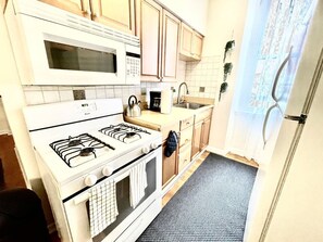 Coffee/tea maker, cookware/dishes/utensils