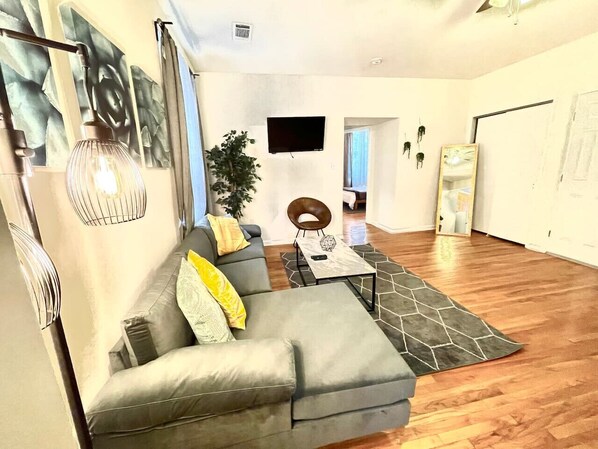 TV - ~Incredible Location! Large Center City 2 Bedroom~ (Philadelphia)