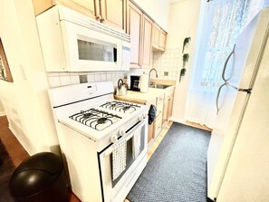 Coffee/tea maker, cookware/dishes/utensils