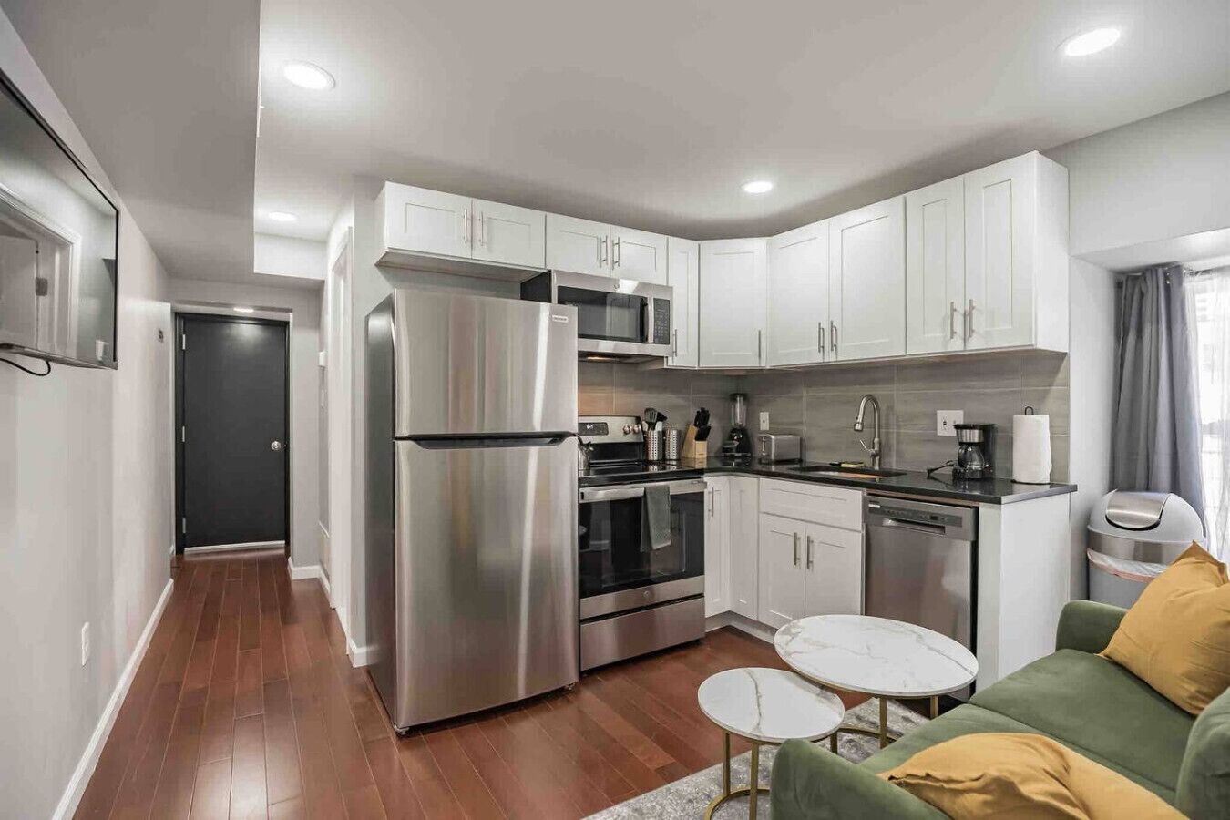 Frigorifero, microonde, forno, piano cottura