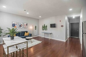 Interior - Large & Sunny 1/1 | Center City | Sleeps 4 (Philadelphia)