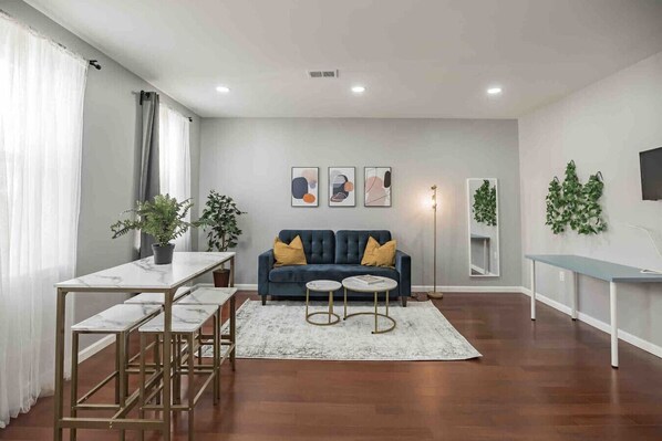 TV - Large & Sunny 1/1 | Center City | Sleeps 4 (Philadelphia)