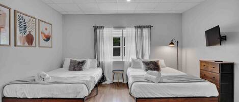 2 bedrooms, desk, iron/ironing board, WiFi