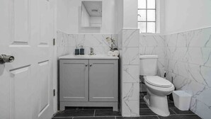 Ein Badezimmer mit Toilette, Waschbecken und Schrank.