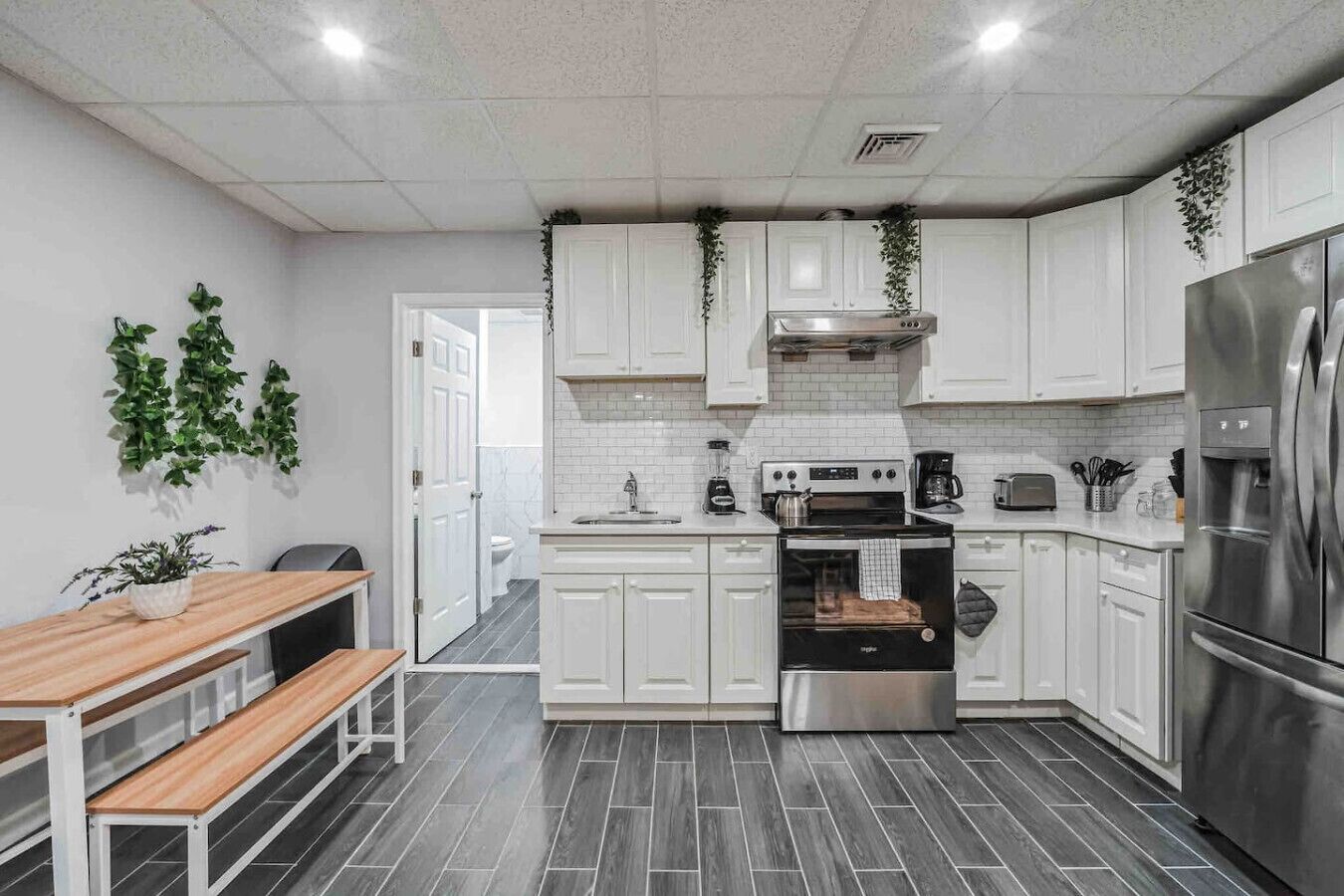 Een koelkast, een oven, een kookplaat, een koffiezetapparaat/waterkoker