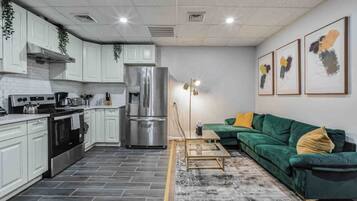 Fridge, oven, stovetop, coffee/tea maker