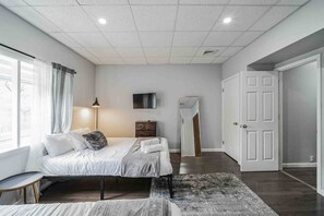 2 bedrooms, desk, iron/ironing board, WiFi