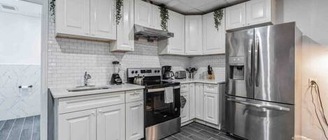 Fridge, oven, stovetop, coffee/tea maker