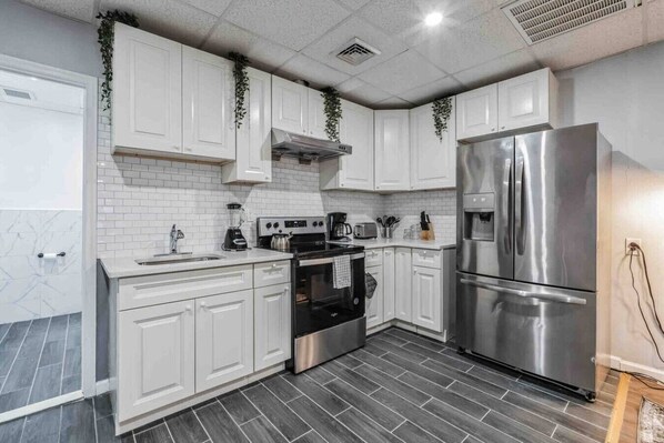 Fridge, oven, stovetop, coffee/tea maker