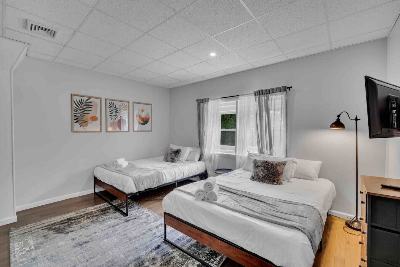 2 bedrooms, desk, iron/ironing board, WiFi