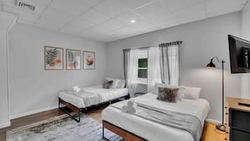 2 bedrooms, desk, iron/ironing board, WiFi