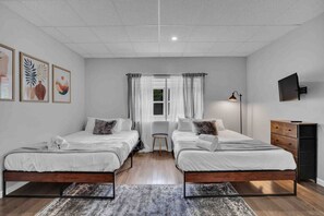 2 bedrooms, desk, iron/ironing board, WiFi