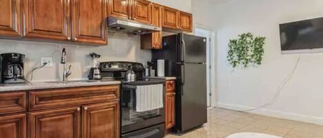 ثلاجة، ميكروويف، فرن، موقد طهي مسطح