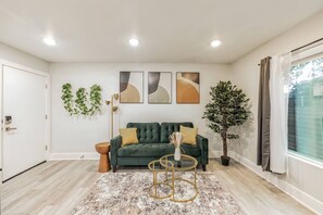 TV - 8 Minutes to DT | 1/1 w/Parking (103) (Dallas)