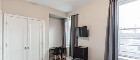 2 Schlafzimmer, Schreibtisch, Bügeleisen/Bügelbrett, WLAN