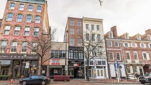 Une vue de rue avec différents bâtiments, dont un restaurant et un bureau de poste.