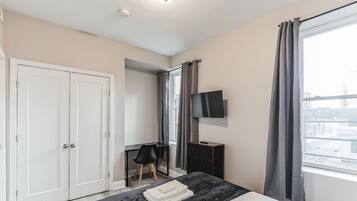 2 bedrooms, desk, iron/ironing board, WiFi