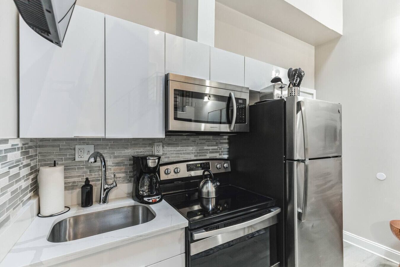 Een koelkast, een magnetron, een oven, een kookplaat