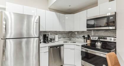 Large 2/2 in Old City | Sleeps 8! (U-3)