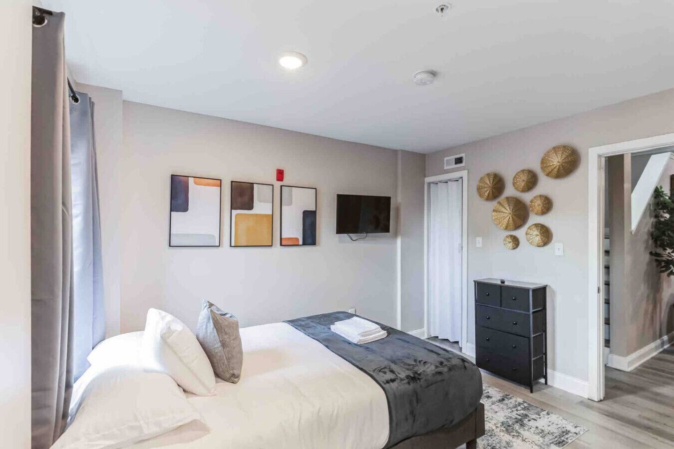 2 habitaciones, escritorio, tabla de planchar con plancha y wifi 