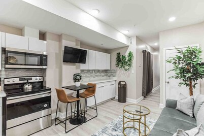 Large 2/2 in Old City | Sleeps 8! (U-3)