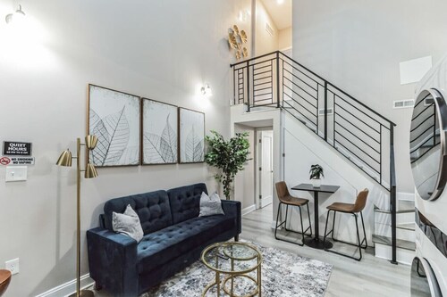 Large Bi-Level 2BR Loft | Old City | Sleeps 8 (4F)