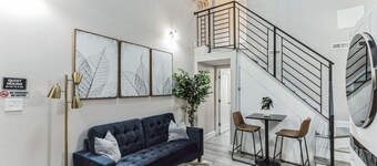 Large Bi-Level 2BR Loft | Old City | Sleeps 8 (4F)