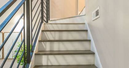 Large Bi-Level 2BR Loft | Old City | Sleeps 8 (4F)