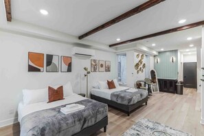 Desk, iron/ironing board, WiFi - Large Studio w/2 Beds & Balcony (C) (Philadelphia)