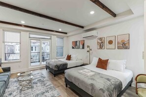 Desk, iron/ironing board, WiFi - Large Studio w/2 Beds & Balcony (C) (Philadelphia)