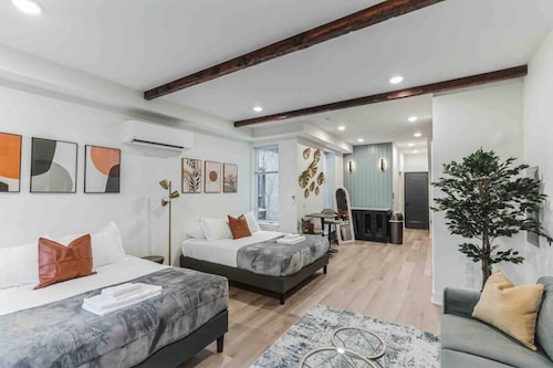 Large Studio w/2 Beds & Balcony (C)