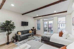 Desk, iron/ironing board, WiFi - Large Studio w/2 Beds & Balcony (C) (Philadelphia)