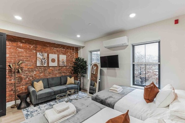 1 bedroom, desk, iron/ironing board, WiFi - Stylish Studio Sleeps Four | 10 mins to DT (B) (Philadelphia)