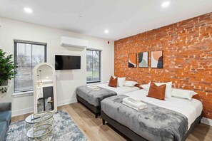 Desk, iron/ironing board, WiFi, bed sheets