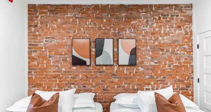 Stylish Studio Sleeps Four | 10 mins to DT (B)