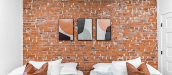 Stylish Studio Sleeps Four | 10 mins to DT (B)