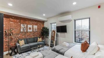 1 slaapkamer, een bureau, een strijkplank/strijkijzer, wifi