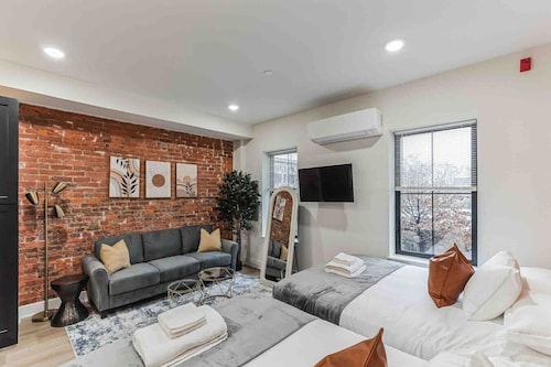 Stylish Studio Sleeps Four | 10 mins to DT (B)