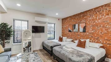 1 slaapkamer, een bureau, een strijkplank/strijkijzer, wifi