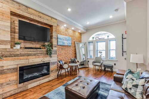 Large Bi-Level 3/2 w/Patio | 10 min to DT