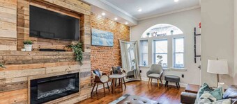 Large Bi-Level 3/2 w/Patio | 10 min to DT