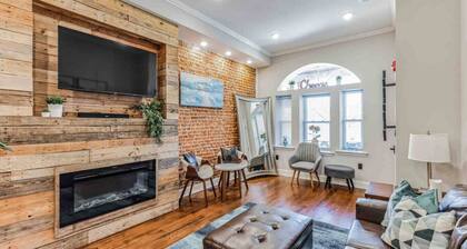 Large Bi-Level 3/2 w/Patio | 10 min to DT