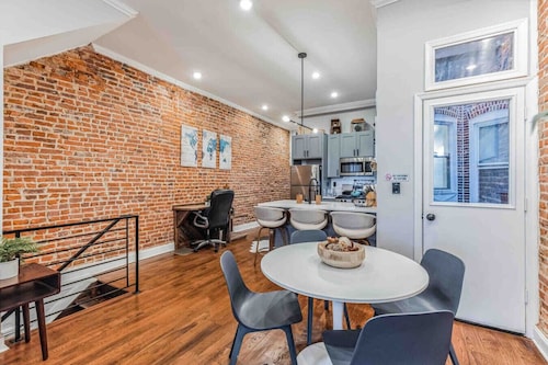 Large Bi-Level 3/2 w/Patio | 10 min to DT