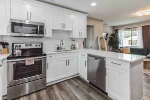 Frigorífico, microondas, horno y placa de cocina