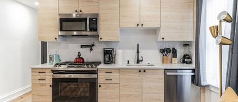 Réfrigérateur, micro-ondes, four, plaque de cuisson