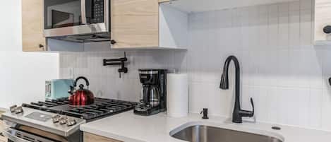 Refrigerador, microondas, horno y parrilla de estufa